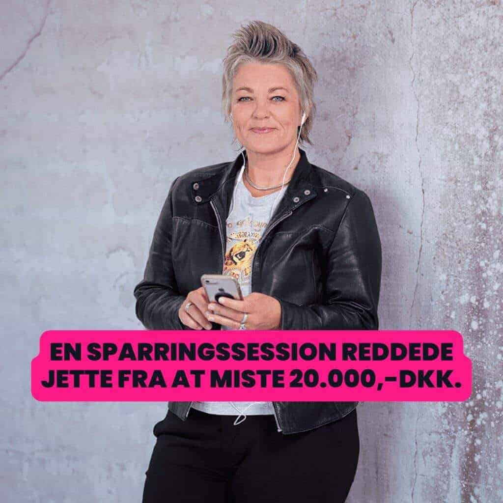 Jette sparede 20.000 kr. på én sparringssession. Jette Heine Portræt, lænet op ad en betonvæg. Pink og mørkeblå statement foran: "En sparringssession reddede Jette fra at miste 20.000,- kr.