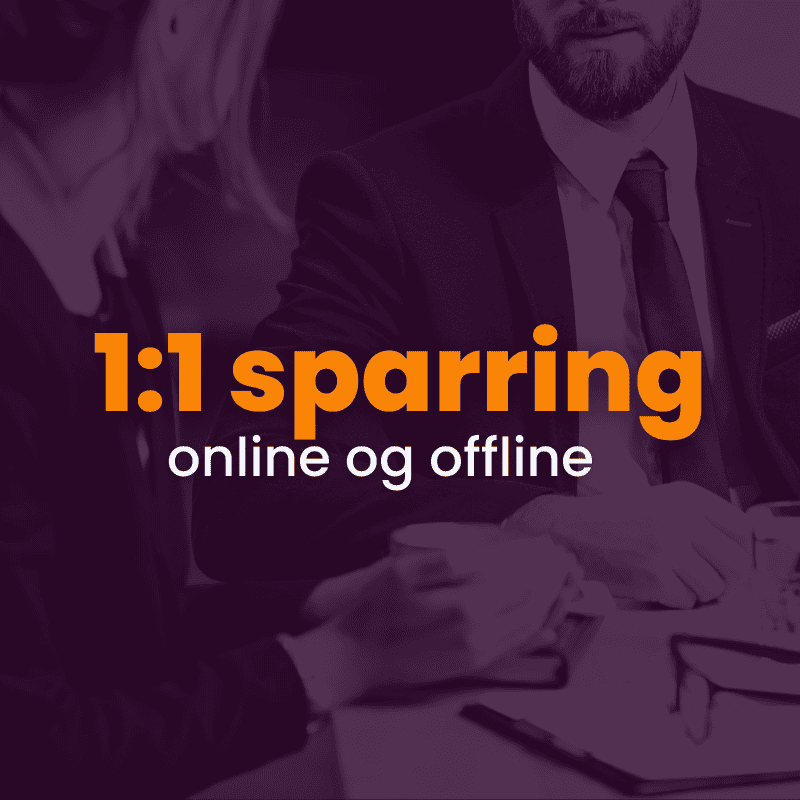 To personer i forretningstøj sidder ved et bord og diskuterer. Tekstoverlejringen lyder "1:1 sparring online og offline.