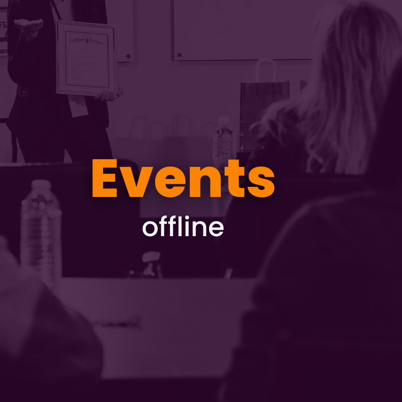 En person står forrest i et klasseværelse med et certifikat i hånden og ansigtet vendt mod et publikum. Ordene "Events offline" er overlejret i fed orange og hvid tekst.