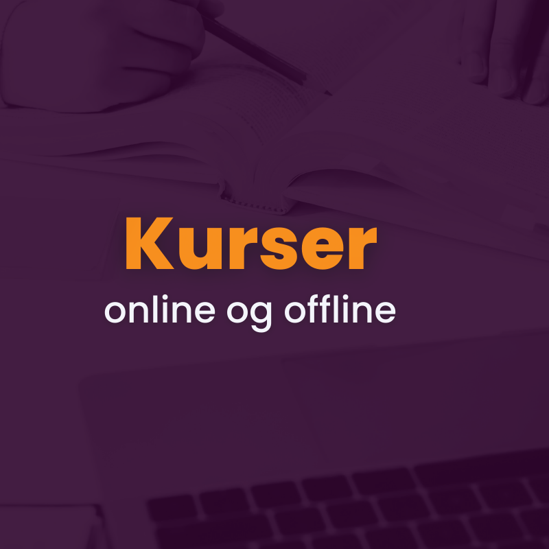 Teksten "Courses online & offline" vises over en baggrund med en åben bog, en hånd, der holder en pen, og en del af et laptop-tastatur.