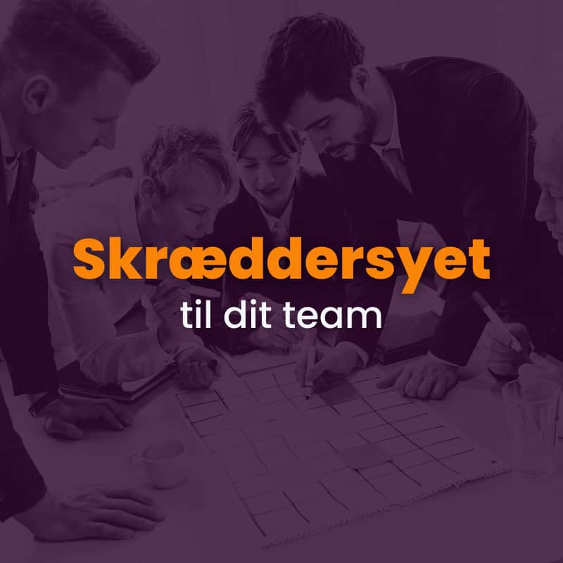 Fire personer i forretningstøj diskuterer over et papirgitter ved et bord, hvor teksten "skræddersyet til dit team" er overlejret i midten.