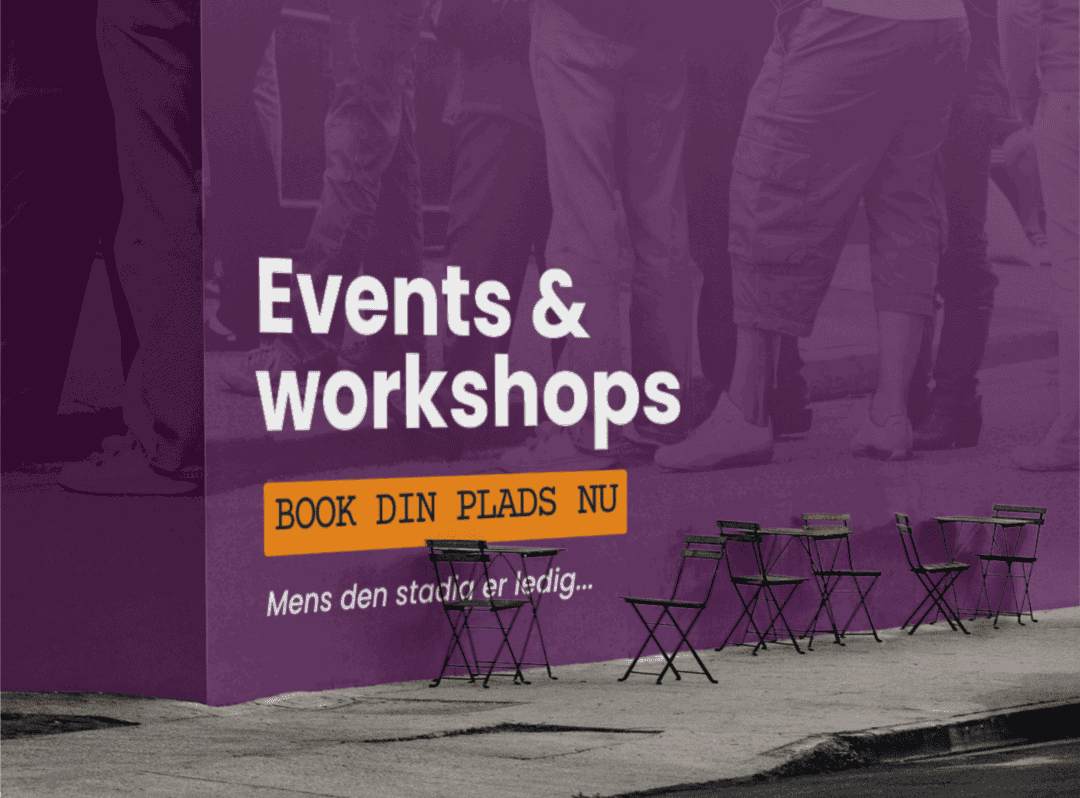 Udendørs skilt med stor tekst med teksten "events & workshops" og "book din plads nu" ved siden af tomme klapstole og borde på et fortov.